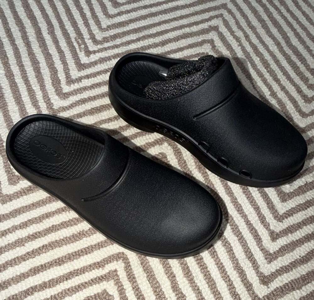 Oofos OOcloog Recovery Clog in Black Size M4/W6 NWOT
